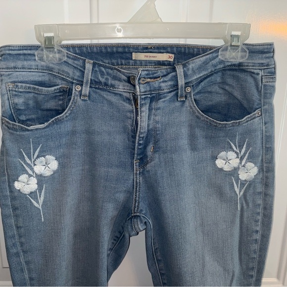🌸 Levi’s 711 Skinny Jeans with Floral Embroidery – Size 30 - Picture 2 of 7